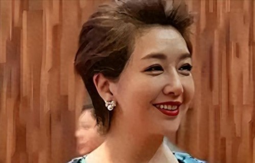 26岁红遍全国，离婚后带女儿移居美国，她用十年活成了自己