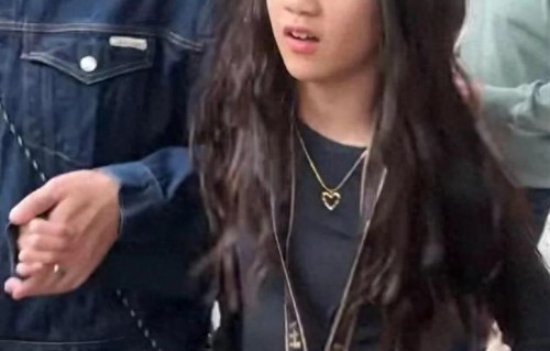 黄磊你还藏着个王炸，二女儿黄少艾环球影城亮相，这气质绝了 ​​​