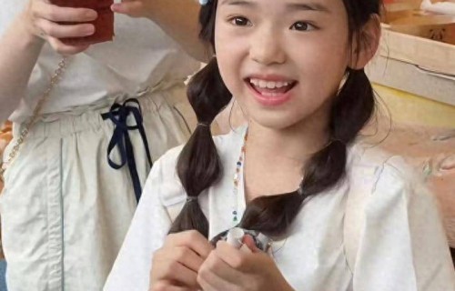 不瞒女儿家庭变故!董璇的“狠心”教育,养出9岁阳光小酒窝?|高云翔|小姑娘|小孩|客厅灯|创可贴