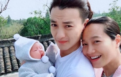 朱丹一家四口春游，八岁念念门牙全掉，周一围看着比老婆还年轻