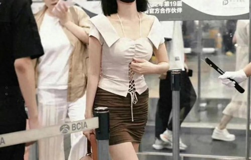 李一桐身穿白色上衣搭咖色包臀裙短靴子，真时尚潮流很是抢眼