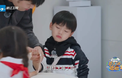 《我们的爸爸2》全网都在骂虾滑，却没人敢说黄佳的问题？5岁该立规矩了