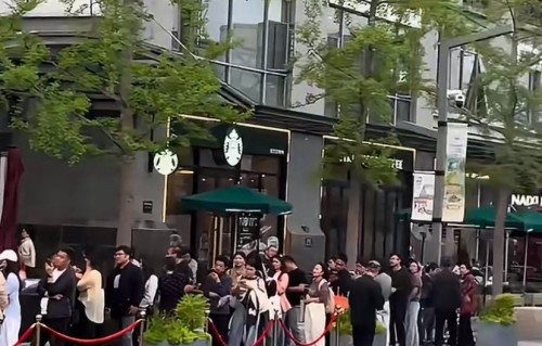 文章上海面馆受追捧，一碗面32元引热议，食客称价格不贵很亲民