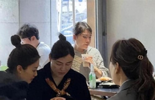 在昆明被网友偶遇浪胃仙，变化太大，差点没认出