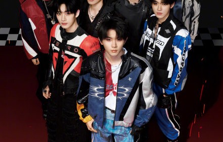 时代少年团“加冠礼”演唱会有什么特别的舞台设计和主题？|冠军|摇滚|粤语|成长