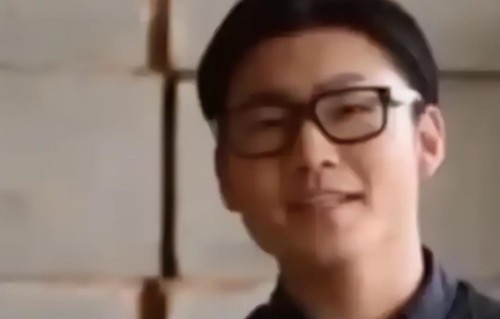 父亲是白岩松，母亲也是央视名人，28岁依旧默默无闻的他却很优秀