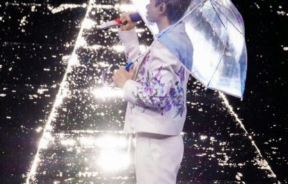 张杰在鸟巢演唱会中提到的‘万人雨刷器’具体是怎样的一个场景？