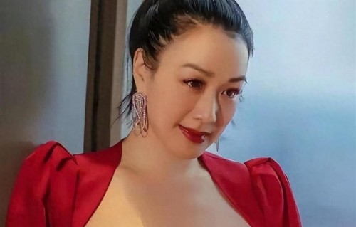 55岁钟丽缇被指穿着不得体，太过暴露，究竟穿衣应该怎样自由？