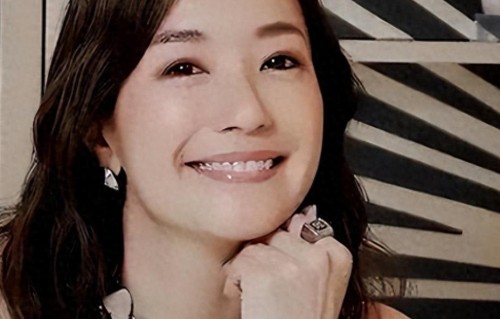 和谢霆锋短暂恋爱后分开，转嫁豪门生4娃，如今49岁成了这样 