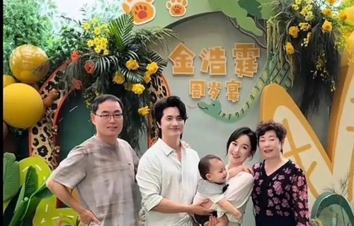 凌晨四点的跨国视频，姥姥从老家带来沾泥的土鸡蛋：张檬小五的周岁宴，没请明星，只有家人