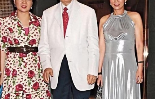 赌王何鸿燊和三太太四太太合影，何鸿燊身着白色西服搭配深色裤子