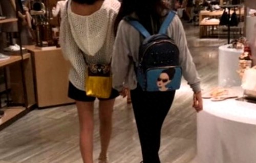 章子怡离婚后带继女外出，亲妈葛荟婕：她真的把小苹果当亲女儿 