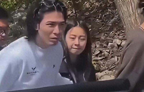 网友偶遇萧敬腾夫妇，53岁林有慧气质温柔难掩老态，很虔诚疑求子