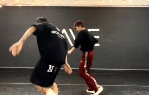 任嘉伦过去的哪些舞台表演也展现过类似的舞蹈实力？