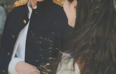 在《暗潮》等短剧中，沉思的声音和微表情表演有哪些细节技巧？