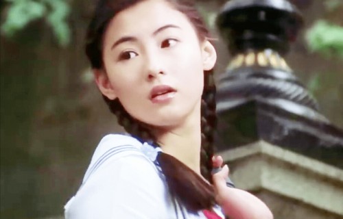 张柏芝靠抽烟赢得角色，回忆和周星驰初次见面，引发网友热议。