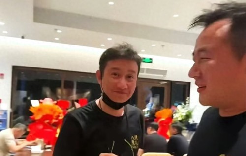 曝文章疑似再婚！无名指戴戒指，发红包感谢员工，细节到位惹称赞 