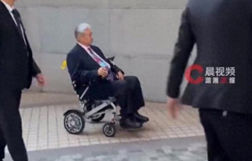 洪金宝走红毯被指暴瘦,儿子洪天明回应:做了3次手术,期间不能吃东西