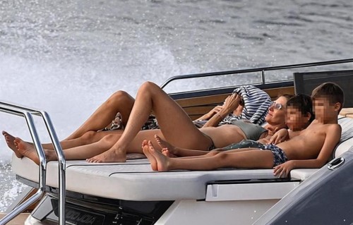 45岁超模吉赛尔·邦辰海边度假晒身材，产后三孩妈状态惊艳