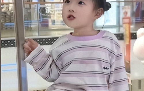 黄一鸣被亲妈催找王思聪，男方不搭理，和两女约会，头发稀 精神差 