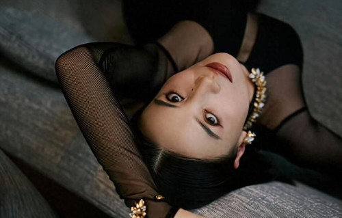 41岁宋佳的黑色美学，把松弛贵气焊在身上，这组大片太杀了