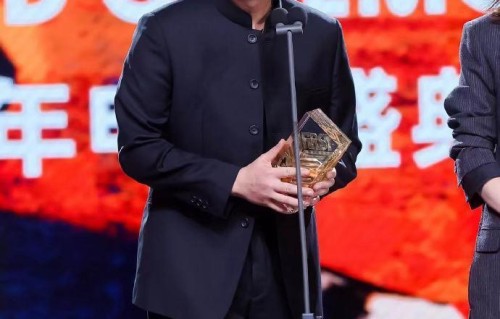 张颂文红毯再现《狂飙》高启强经典动作,谈及从影:再难也没想过放弃|马伊琍|张小斐|电影节|张艺谋|青年电影展