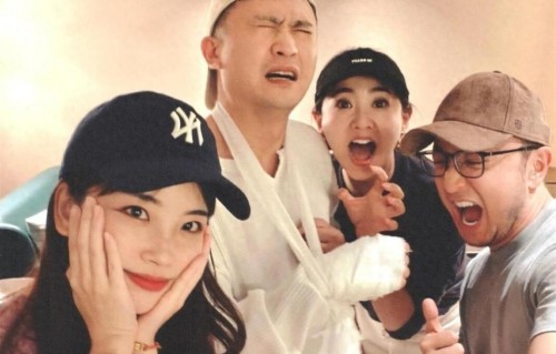 央视杨帆太倒霉！被自家宠物狗咬伤，好兄弟尼格买提搞笑安慰