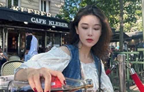 张馨予太丰满，穿白衬衫都兜不住好身材，我感慨军人老公眼光真好 