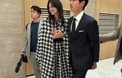 宋仲基带老婆看音乐会！发福油腻尽显老态，凯蒂素颜比宋慧乔惊艳