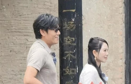万岁山偶遇伊能静秦昊，伊能静本人虽然没有皱纹但脸面具感太强了