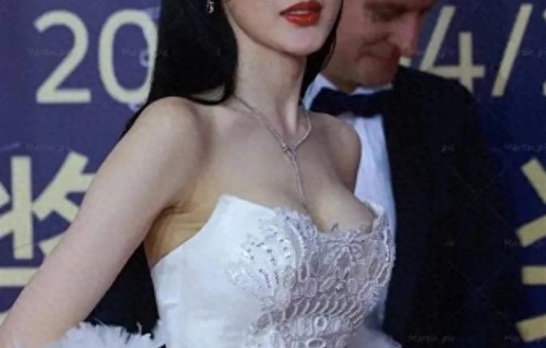 张天爱最新物料，穿着白色婚纱身材一级棒，让人目瞪口呆