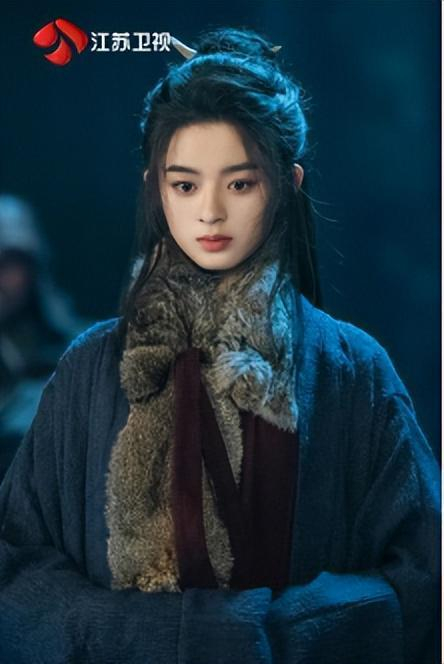 定档群像海报以寒冽冰湖为主视觉，裂纹交错铺展，冰面之下众人手持利刃仰头凝视，将生死博弈与宿命羁绊展现得淋漓尽致。