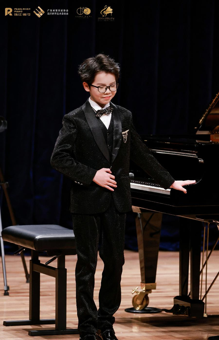 朱赫自幼与音乐相伴