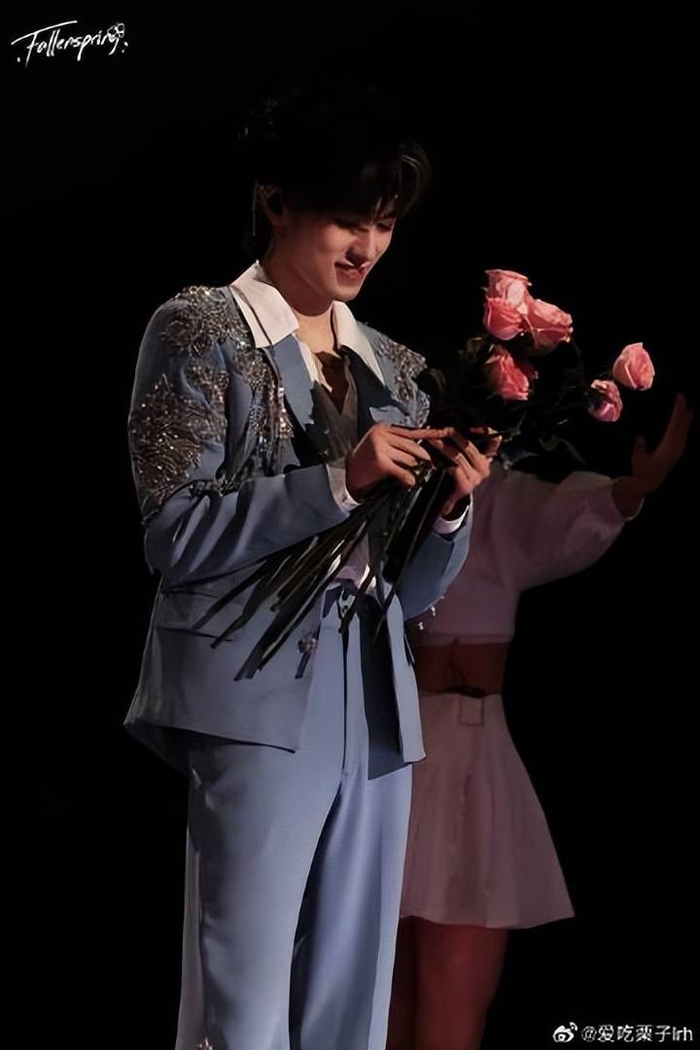 然而，也有观众认为，宋亚轩的表演已经非常出色，保持现在的风格也很重要。他们认为，过于追求变化可能会导致演出失去原有的魅力。这样的争论令人们对宋亚轩的未来发展充满期待，同时也推动了关于音乐表演的深入讨论。每个人的观点都值得被尊重，正是这样的讨论让音乐的世界更加丰富多彩。