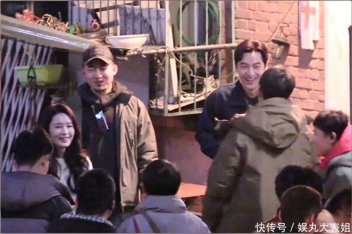  整个片场的氛围格外融洽，仿佛没有紧张压迫的氛围，只有主创们的专注与投入。胡歌与李沁认真聆听黄磊的指导，时不时点头回应，偶尔交流角色的细节，黄磊则耐心地讲解，时而温和时而坚定，充分展示出他既是导演也是知心老师的一面。三人同框的画面，不仅让人觉得他们已经超越了主创与演员的关系，而是完全融入了剧中的角色，仿佛他们自己也正在演绎属于自己的故事。这一场景完美诠释了黄磊胡歌李沁仿佛都已经是剧中人的情感共鸣。 《人间有味》改编自新京派作家常小琥的原著小说《收山》，是北京市广电局重点资助项目，聚焦了二十世纪七八十年代京城餐饮业的真实图景。胡歌将在剧中饰演坚守老字号的厨师樊大成，而李沁则化身为要守护家业的杨雨竹。两人将在剧中的灶台前，演绎出时代浪潮中的奋斗与坚守。如今，《人间有味》仍在紧锣密鼓地拍摄中。相信在胡歌、李沁精湛演技的加持下，以及黄磊专业执导的全力支持下，这部剧定会呈现出充满质感与温度的作品，成为2026年最值得期待的年代大剧之一。让我们共同期待，这部剧能够带来满满的烟火气和人间温情。