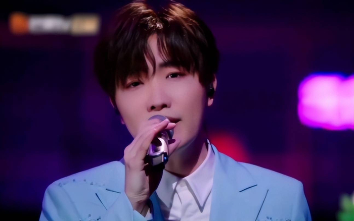 总的来说，徐良的翻红并非偶然。他凭借自己的实力和魅力，在《披荆斩棘》第三季的舞台上展现了与众不同的风采。他的故事告诉我们，只有拥有真正的才华和独特的特点，才能在激烈的竞争中脱颖而出，赢得观众的喜爱。我们期待着在未来的日子里，看到更多像徐良这样的黑马哥哥在《披荆斩棘》的舞台上绽放自己的光芒。