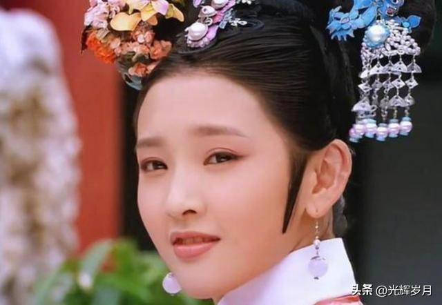  三、为什么《乘风》系列年年都爆？这3点戳中所有人 1. **打破年龄焦虑**：节目不看年龄，只看实力！50岁李小冉、49岁范玮琪、34岁王濛同台竞技，摒弃了中年女演员无戏可拍女性只能相夫教子的固有标签，三十而励、四十而飒，迅速抓住了当代女性的内心。 2. **全程直播无修音**：这是内娱最敢的综艺！本季首创7场公演全程直播、无修音、无剪辑、无延时，失误、破音、忘词都能真实呈现出来，比录播更刺激、更有悬念，观众也看到了最真的一面。 3. **比舞台更动人的是故事**：姐姐们从陌生到并肩、从紧张到绽放，竞争中充满互助，汗水和泪水交织。观众看到的，不仅是她们的唱跳，更是她们在舞台上自我突破与相互成就的过程，这份共情，拉满了观众的情感。 四、本季必看亮点，错过了就真该拍大腿 谢娜回归：作为国民主持人和浪姐IP的加持，笑点与温暖双双在线。 直播赛制：初舞台直接淘汰3人，三公踢馆8人，残酷度拉满。 神仙同框：《甄嬛传》中的唐艺昕与陶昕然、李小冉与温峥嵘的搭档，回忆杀来袭，给人惊艳的视觉享受。 跨界破圈：冬奥冠军王濛挑战女团舞、京剧演员侯宇唱流行，反差感十足，打破了常规的界限。 这一季注定又是现象级的爆款！今晚19:00，初见面直播即将开启，你最期待哪位姐姐的表现呢？